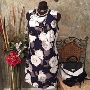 Taylor 🌹 stunning sleeveless flowered dress